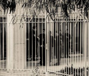 Lorsqu'un policier est mis en cause, ses collègues viennent à son procès pour faire pression sur le juge, comme lors du procès de Sylvain.
